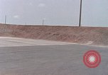Standbild Air Force Munition Team mit mobilen Kran offload Bomben vom Lkw U-Tapao Royal Thai Air Force Base Thailand, 1969, aus Sekunde 6 historischem Filmmaterial Videoclip 65675039067