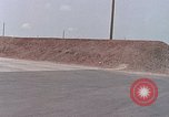 Standbild Air Force Munition Team mit mobilen Kran offload Bomben vom Lkw U-Tapao Royal Thai Air Force Base Thailand, 1969, aus Sekunde 7 historischem Filmmaterial Videoclip 65675039067