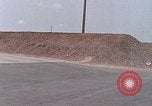 Standbild Air Force Munition Team mit mobilen Kran offload Bomben vom Lkw U-Tapao Royal Thai Air Force Base Thailand, 1969, aus Sekunde 8 historischem Filmmaterial Videoclip 65675039067