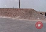 Standbild Air Force Munition Team mit mobilen Kran offload Bomben vom Lkw U-Tapao Royal Thai Air Force Base Thailand, 1969, aus Sekunde 9 historischem Filmmaterial Videoclip 65675039067