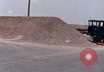 Standbild Air Force Munition Team mit mobilen Kran offload Bomben vom Lkw U-Tapao Royal Thai Air Force Base Thailand, 1969, aus Sekunde 10 historischem Filmmaterial Videoclip 65675039067