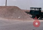 Standbild Air Force Munition Team mit mobilen Kran offload Bomben vom Lkw U-Tapao Royal Thai Air Force Base Thailand, 1969, aus Sekunde 11 historischem Filmmaterial Videoclip 65675039067