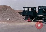 Standbild Air Force Munition Team mit mobilen Kran offload Bomben vom Lkw U-Tapao Royal Thai Air Force Base Thailand, 1969, aus Sekunde 12 historischem Filmmaterial Videoclip 65675039067