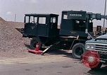 Standbild Air Force Munition Team mit mobilen Kran offload Bomben vom Lkw U-Tapao Royal Thai Air Force Base Thailand, 1969, aus Sekunde 13 historischem Filmmaterial Videoclip 65675039067
