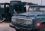 Standbild Air Force Munition Team mit mobilen Kran offload Bomben vom Lkw U-Tapao Royal Thai Air Force Base Thailand, 1969, aus Sekunde 14 historischem Filmmaterial Videoclip 65675039067