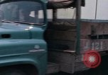Standbild Air Force Munition Team mit mobilen Kran offload Bomben vom Lkw U-Tapao Royal Thai Air Force Base Thailand, 1969, aus Sekunde 15 historischem Filmmaterial Videoclip 65675039067