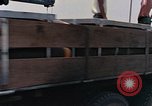 Standbild Air Force Munition Team mit mobilen Kran offload Bomben vom Lkw U-Tapao Royal Thai Air Force Base Thailand, 1969, aus Sekunde 16 historischem Filmmaterial Videoclip 65675039067