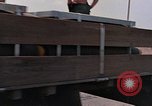 Standbild Air Force Munition Team mit mobilen Kran offload Bomben vom Lkw U-Tapao Royal Thai Air Force Base Thailand, 1969, aus Sekunde 17 historischem Filmmaterial Videoclip 65675039067