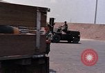 Standbild Air Force Munition Team mit mobilen Kran offload Bomben vom Lkw U-Tapao Royal Thai Air Force Base Thailand, 1969, aus Sekunde 18 historischem Filmmaterial Videoclip 65675039067