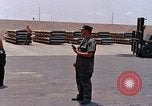 Standbild Air Force Munition Team mit mobilen Kran offload Bomben vom Lkw U-Tapao Royal Thai Air Force Base Thailand, 1969, aus Sekunde 19 historischem Filmmaterial Videoclip 65675039067