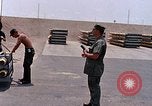 Standbild Air Force Munition Team mit mobilen Kran offload Bomben vom Lkw U-Tapao Royal Thai Air Force Base Thailand, 1969, aus Sekunde 20 historischem Filmmaterial Videoclip 65675039067