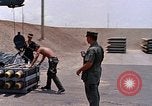 Standbild Air Force Munition Team mit mobilen Kran offload Bomben vom Lkw U-Tapao Royal Thai Air Force Base Thailand, 1969, aus Sekunde 21 historischem Filmmaterial Videoclip 65675039067