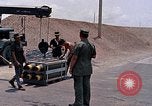 Standbild Air Force Munition Team mit mobilen Kran offload Bomben vom Lkw U-Tapao Royal Thai Air Force Base Thailand, 1969, aus Sekunde 24 historischem Filmmaterial Videoclip 65675039067