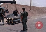 Standbild Air Force Munition Team mit mobilen Kran offload Bomben vom Lkw U-Tapao Royal Thai Air Force Base Thailand, 1969, aus Sekunde 25 historischem Filmmaterial Videoclip 65675039067