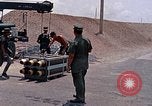 Standbild Air Force Munition Team mit mobilen Kran offload Bomben vom Lkw U-Tapao Royal Thai Air Force Base Thailand, 1969, aus Sekunde 26 historischem Filmmaterial Videoclip 65675039067