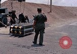Standbild Air Force Munition Team mit mobilen Kran offload Bomben vom Lkw U-Tapao Royal Thai Air Force Base Thailand, 1969, aus Sekunde 28 historischem Filmmaterial Videoclip 65675039067