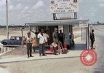 Standbild Air Force Munition Team mit mobilen Kran offload Bomben vom Lkw U-Tapao Royal Thai Air Force Base Thailand, 1969, aus Sekunde 29 historischem Filmmaterial Videoclip 65675039067