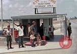Standbild Air Force Munition Team mit mobilen Kran offload Bomben vom Lkw U-Tapao Royal Thai Air Force Base Thailand, 1969, aus Sekunde 30 historischem Filmmaterial Videoclip 65675039067