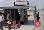 Standbild Air Force Munition Team mit mobilen Kran offload Bomben vom Lkw U-Tapao Royal Thai Air Force Base Thailand, 1969, aus Sekunde 31 historischem Filmmaterial Videoclip 65675039067