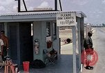 Standbild Air Force Munition Team mit mobilen Kran offload Bomben vom Lkw U-Tapao Royal Thai Air Force Base Thailand, 1969, aus Sekunde 32 historischem Filmmaterial Videoclip 65675039067
