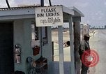Standbild Air Force Munition Team mit mobilen Kran offload Bomben vom Lkw U-Tapao Royal Thai Air Force Base Thailand, 1969, aus Sekunde 33 historischem Filmmaterial Videoclip 65675039067
