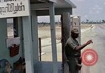 Standbild Air Force Munition Team mit mobilen Kran offload Bomben vom Lkw U-Tapao Royal Thai Air Force Base Thailand, 1969, aus Sekunde 34 historischem Filmmaterial Videoclip 65675039067