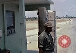 Standbild Air Force Munition Team mit mobilen Kran offload Bomben vom Lkw U-Tapao Royal Thai Air Force Base Thailand, 1969, aus Sekunde 35 historischem Filmmaterial Videoclip 65675039067