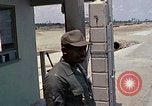 Standbild Air Force Munition Team mit mobilen Kran offload Bomben vom Lkw U-Tapao Royal Thai Air Force Base Thailand, 1969, aus Sekunde 36 historischem Filmmaterial Videoclip 65675039067