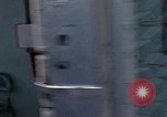 Standbild Air Force Munition Team mit mobilen Kran offload Bomben vom Lkw U-Tapao Royal Thai Air Force Base Thailand, 1969, aus Sekunde 39 historischem Filmmaterial Videoclip 65675039067