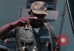 Standbild Air Force Munition Team mit mobilen Kran offload Bomben vom Lkw U-Tapao Royal Thai Air Force Base Thailand, 1969, aus Sekunde 42 historischem Filmmaterial Videoclip 65675039067