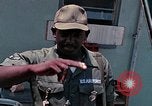 Standbild Air Force Munition Team mit mobilen Kran offload Bomben vom Lkw U-Tapao Royal Thai Air Force Base Thailand, 1969, aus Sekunde 44 historischem Filmmaterial Videoclip 65675039067