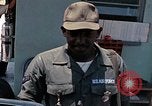 Standbild Air Force Munition Team mit mobilen Kran offload Bomben vom Lkw U-Tapao Royal Thai Air Force Base Thailand, 1969, aus Sekunde 45 historischem Filmmaterial Videoclip 65675039067