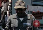 Standbild Air Force Munition Team mit mobilen Kran offload Bomben vom Lkw U-Tapao Royal Thai Air Force Base Thailand, 1969, aus Sekunde 46 historischem Filmmaterial Videoclip 65675039067