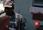 Standbild Air Force Munition Team mit mobilen Kran offload Bomben vom Lkw U-Tapao Royal Thai Air Force Base Thailand, 1969, aus Sekunde 47 historischem Filmmaterial Videoclip 65675039067