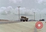 Standbild Air Force Munition Team mit mobilen Kran offload Bomben vom Lkw U-Tapao Royal Thai Air Force Base Thailand, 1969, aus Sekunde 50 historischem Filmmaterial Videoclip 65675039067