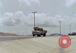 Standbild Air Force Munition Team mit mobilen Kran offload Bomben vom Lkw U-Tapao Royal Thai Air Force Base Thailand, 1969, aus Sekunde 52 historischem Filmmaterial Videoclip 65675039067