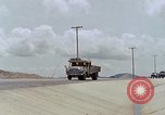 Standbild Air Force Munition Team mit mobilen Kran offload Bomben vom Lkw U-Tapao Royal Thai Air Force Base Thailand, 1969, aus Sekunde 53 historischem Filmmaterial Videoclip 65675039067