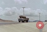 Standbild Air Force Munition Team mit mobilen Kran offload Bomben vom Lkw U-Tapao Royal Thai Air Force Base Thailand, 1969, aus Sekunde 54 historischem Filmmaterial Videoclip 65675039067