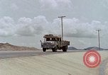 Standbild Air Force Munition Team mit mobilen Kran offload Bomben vom Lkw U-Tapao Royal Thai Air Force Base Thailand, 1969, aus Sekunde 55 historischem Filmmaterial Videoclip 65675039067