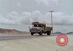 Standbild Air Force Munition Team mit mobilen Kran offload Bomben vom Lkw U-Tapao Royal Thai Air Force Base Thailand, 1969, aus Sekunde 56 historischem Filmmaterial Videoclip 65675039067