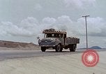 Standbild Air Force Munition Team mit mobilen Kran offload Bomben vom Lkw U-Tapao Royal Thai Air Force Base Thailand, 1969, aus Sekunde 57 historischem Filmmaterial Videoclip 65675039067