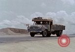 Standbild Air Force Munition Team mit mobilen Kran offload Bomben vom Lkw U-Tapao Royal Thai Air Force Base Thailand, 1969, aus Sekunde 58 historischem Filmmaterial Videoclip 65675039067