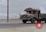 Standbild Air Force Munition Team mit mobilen Kran offload Bomben vom Lkw U-Tapao Royal Thai Air Force Base Thailand, 1969, aus Sekunde 59 historischem Filmmaterial Videoclip 65675039067