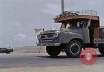 Standbild Air Force Munition Team mit mobilen Kran offload Bomben vom Lkw U-Tapao Royal Thai Air Force Base Thailand, 1969, aus Sekunde 60 historischem Filmmaterial Videoclip 65675039067