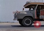 Standbild Air Force Munition Team mit mobilen Kran offload Bomben vom Lkw U-Tapao Royal Thai Air Force Base Thailand, 1969, aus Sekunde 61 historischem Filmmaterial Videoclip 65675039067