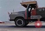 Standbild Air Force Munition Team mit mobilen Kran offload Bomben vom Lkw U-Tapao Royal Thai Air Force Base Thailand, 1969, aus Sekunde 62 historischem Filmmaterial Videoclip 65675039067