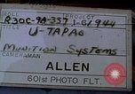 Standbild Thailändische Arbeiter sauber hinteren Abschnitte der M 117 Allgemeine Bomben U-Tapao Royal Thai Air Force Base Thailand, 1969, aus Sekunde 1 historischem Filmmaterial Videoclip 65675039070