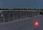 Standbild Thailändische Arbeiter sauber hinteren Abschnitte der M 117 Allgemeine Bomben U-Tapao Royal Thai Air Force Base Thailand, 1969, aus Sekunde 7 historischem Filmmaterial Videoclip 65675039070