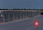 Standbild Thailändische Arbeiter sauber hinteren Abschnitte der M 117 Allgemeine Bomben U-Tapao Royal Thai Air Force Base Thailand, 1969, aus Sekunde 8 historischem Filmmaterial Videoclip 65675039070
