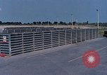 Standbild Thailändische Arbeiter sauber hinteren Abschnitte der M 117 Allgemeine Bomben U-Tapao Royal Thai Air Force Base Thailand, 1969, aus Sekunde 9 historischem Filmmaterial Videoclip 65675039070